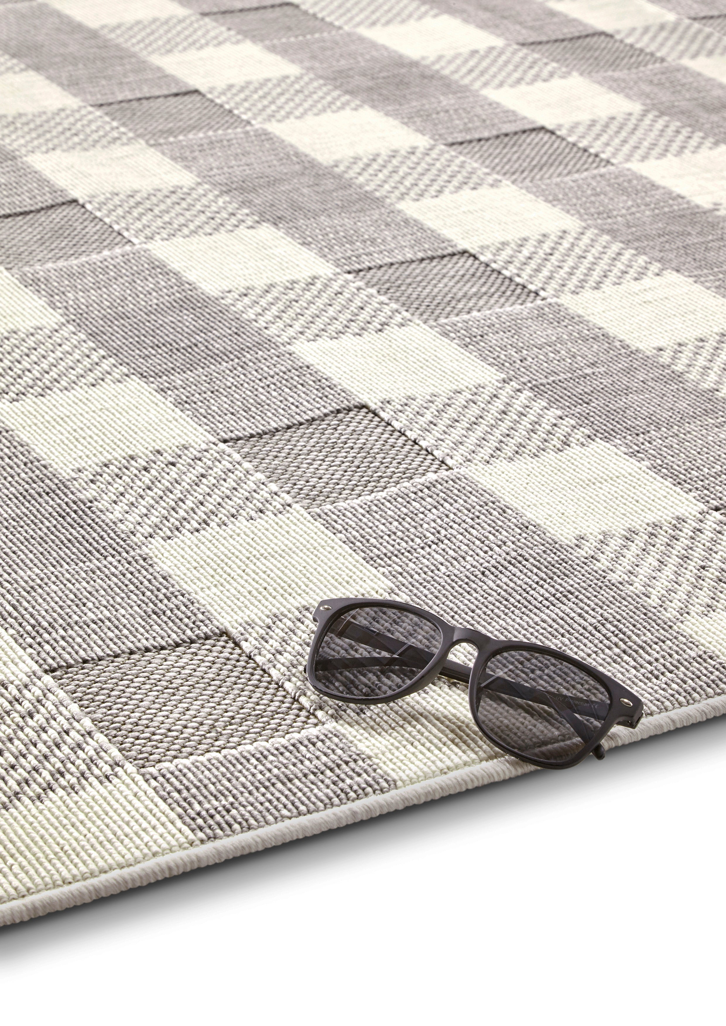 Spark Modern Checkered Design